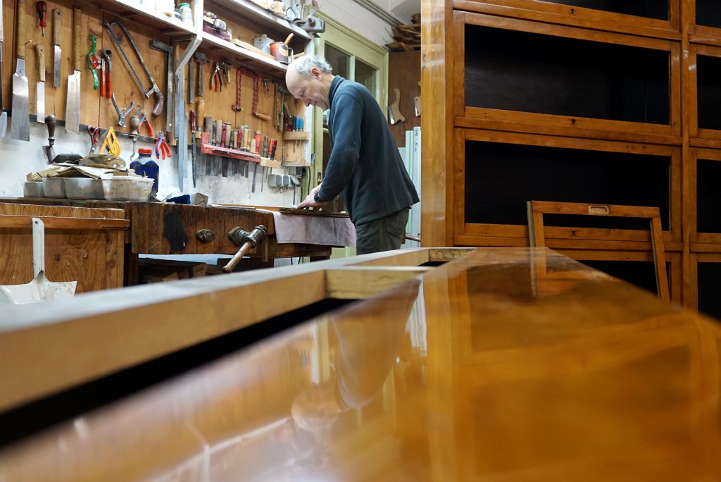 Lorenz Rautter in der Restaurierungswerkstatt. Beratung bei Schäden an HOlzmöbeln