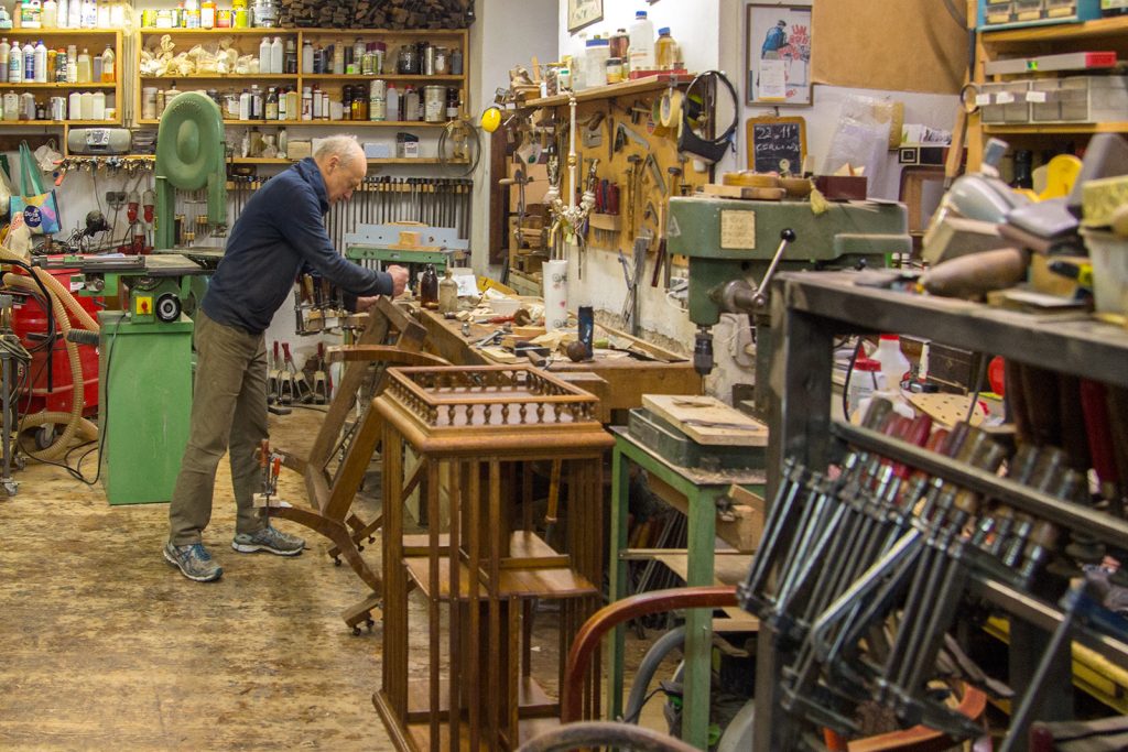 Lorenz Rautter in der Restaurierungswerkstatt